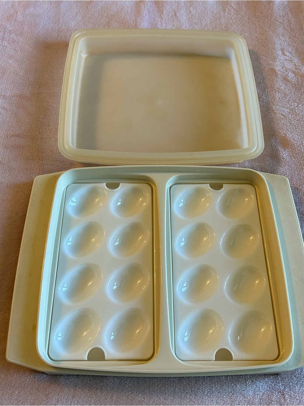 Tupperware vintage deviled egg carrier with snap on lid 723-3 made in USA